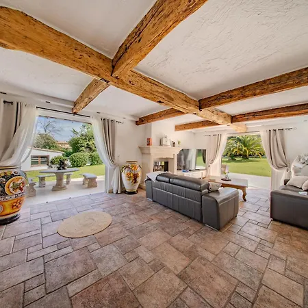 Beautiful 300 M2 Villa, Big Pool, 3000m2 Garden *